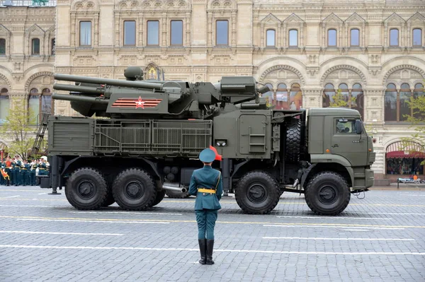  Zafer Bayramı 72th yıldönümü kutlaması. Kombine kısa ve orta menzilli hava savunma füze ve uçaksavar topçu silah sistemi Pantsir-S1 IS