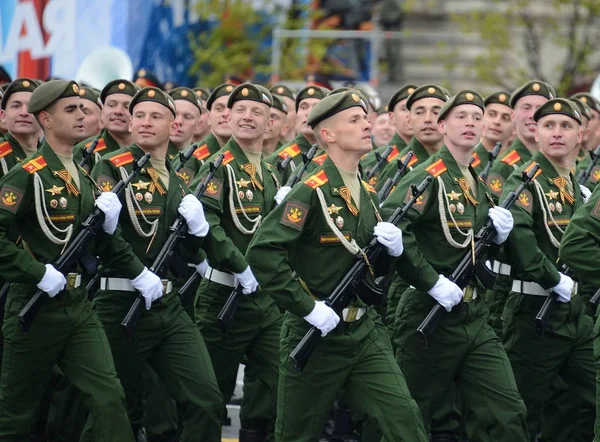 Cadetes de la Academia Militar de Logística en nombre del Ejército General A.V. khruleva en el desfile dedicado al Día de la Victoria . — Foto de Stock