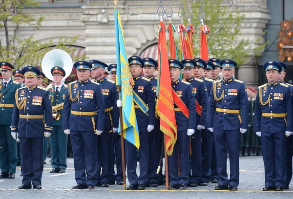 Offiziere der Luftwaffenakademie, benannt nach Professor n. e. zhukovsky und J. a. gagarin während der Parade auf dem Roten Platz zu Ehren des Sieges. — Stockfoto