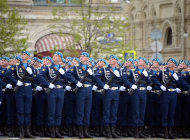  Öğrenciler, Hava Kuvvetleri Akademisi adını Profesör N. E. Zhukovsky ve Y. A. Gagarin kırmızı kare üzerinde geçit onuruna Zafer Bayramı sırasında.