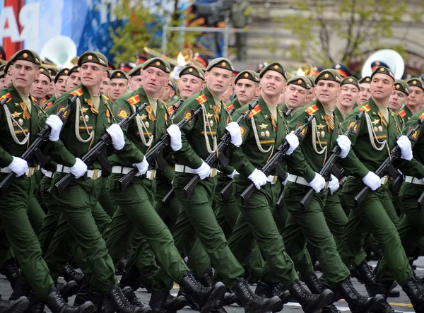 Военный парад в честь Дня Победы на Красной площади 9 мая 2017 года. Курсанты Московского высшего военного командного училища . — стоковое фото