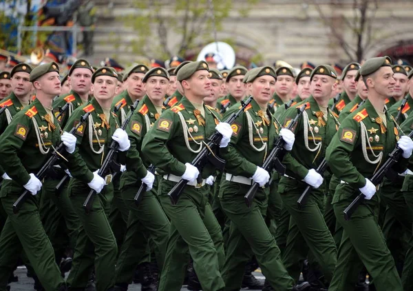 Desfile militar em honra do Dia da Vitória na Praça Vermelha em 9 de maio de 2017. Os cadetes da escola de comando militar superior de Moscou . — Fotografia de Stock