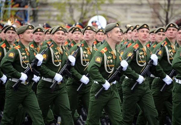 Военный парад в честь Дня Победы на Красной площади 9 мая 2017 года. Курсанты Московского высшего военного командного училища . — стоковое фото
