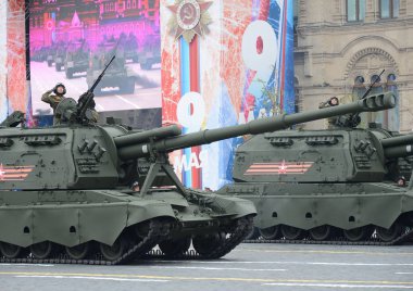  Zafer Bayramı (İkinci Dünya Savaşı) 72th yıldönümü kutlaması. Rus ağır kundağı 152-mm obüs 2s19 