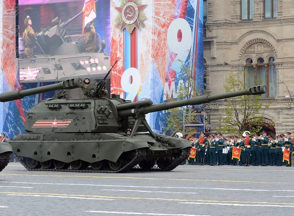 Oslava výročí 72 den vítězství (Wwii). Ruský těžký samohybný 152 mm houfnice 2s19 "Msta-S" (M1990 "Farm") — Stock fotografie