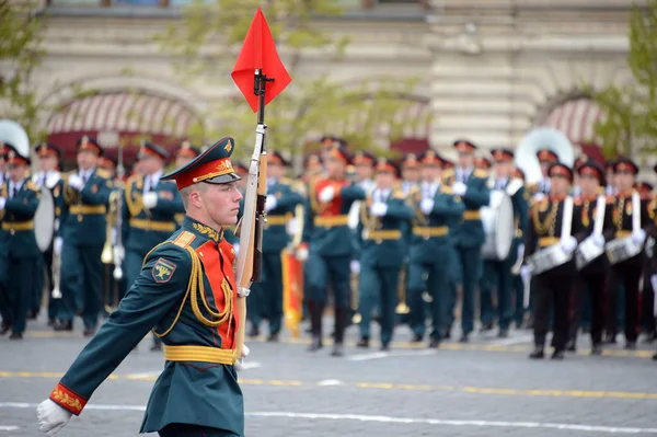 Soldati lineari durante una sfilata dedicata alla Vittoria nella grande guerra patriottica sulla piazza rossa . — Foto Stock