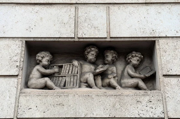 Sculpture boys with books in Vienna. — Stock Photo, Image