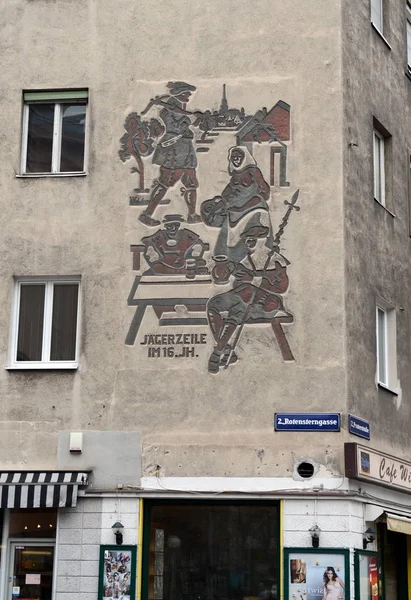 Ścienne płaskorzeźba myśliwych na budynku w Wiedniu. — Zdjęcie stockowe
