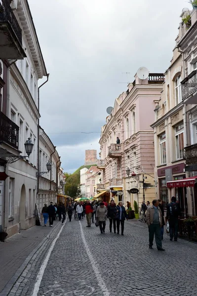 Rue Pilies dans le vieux quartier de Vilnius . — Photo