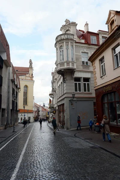 Ulica Pilies w starej dzielnicy Wilna. — Zdjęcie stockowe