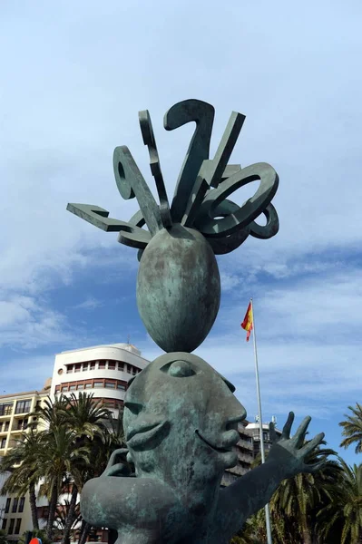 Socha s prognostickými proměnnými na náměstí Marine v Alicante. — Stock fotografie