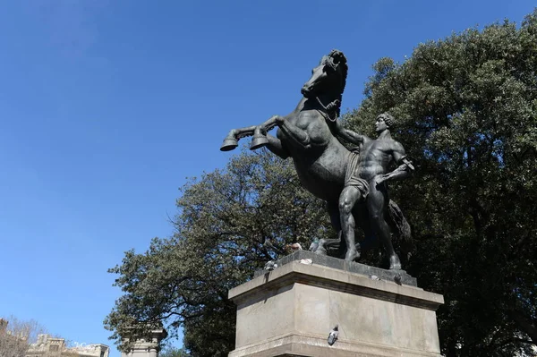 Jezdecká socha, plastika od Luciano Osle, Plaa de Catalunya.Barcelona je druhé největší město ve Španělsku, hlavní město autonomní oblasti Katalánsko. — Stock fotografie