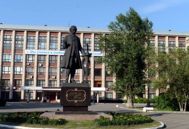 Anıt Rus ısı mühendisi Ivan Polzunov Altay Devlet Teknik Üniversitesi.