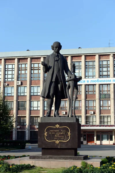 Monument to the Russian heat engineer Ivan Polzunov at the Altai State Technical University. — Stock Photo, Image
