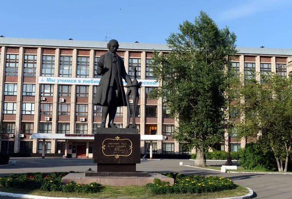 Monument to the Russian heat engineer Ivan Polzunov at the Altai State Technical University. — Stock Photo, Image