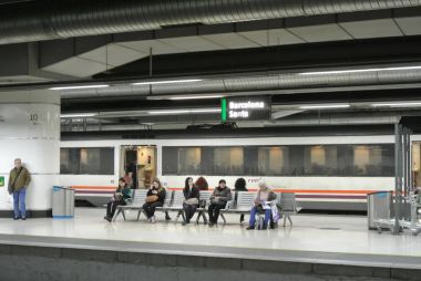  Barcelona'da tren istasyonu platformu.