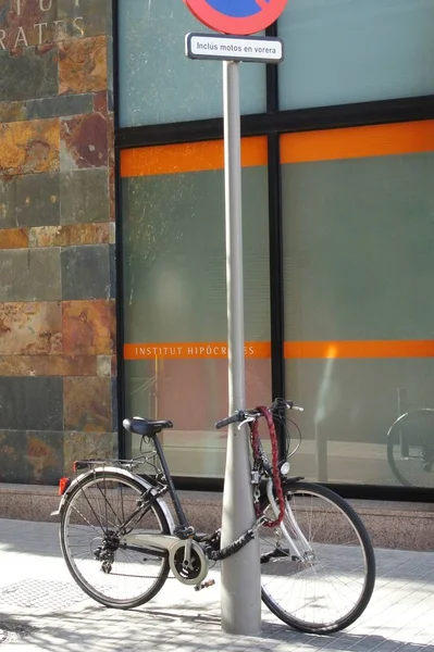 The bike at the road sign on the street of Barcelona. — Stock Photo, Image