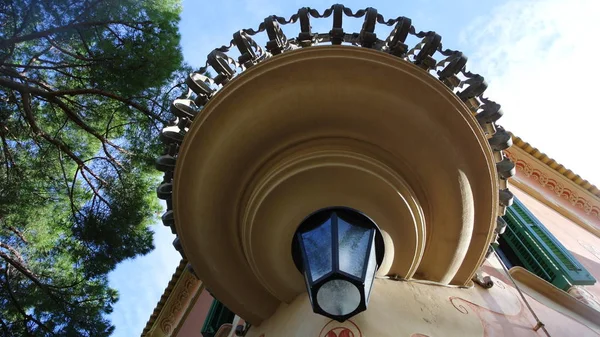 La casa-museo de Antonio Gaudí en el Parque Güell. Fragmento . — Foto de Stock