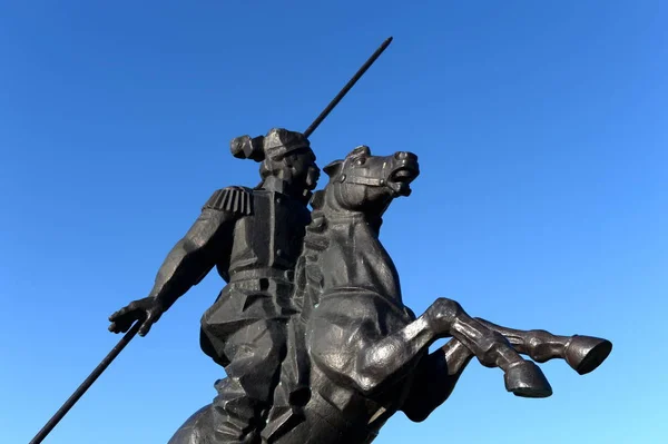 Monument till Yakov Baklanov, den ryska allmänna, hjälten i den kaukasiska kriget på banvallen av golfen av Tsimlyansk havet i Volgodonsk. — Stockfoto