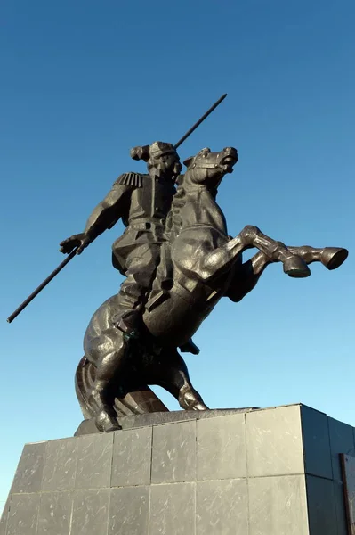 Denkmal für Jakow Baklanow, den russischen General, den Helden des kaukasischen Krieges am Ufer des Golfs von Simljansk in Wolgodonsk. — Stockfoto