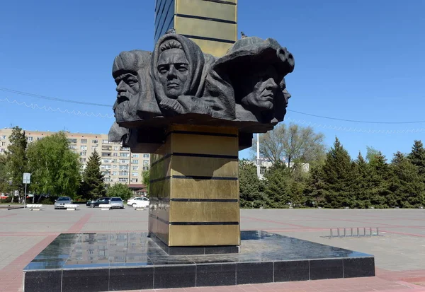 "荣耀的前方和后方英雄"Volgodonsk 在胜利广场上的纪念碑. — 图库照片