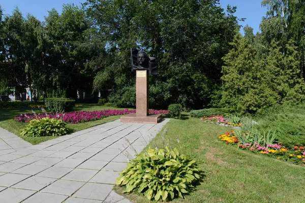 Monumentet till Maxim Caplina - ordförande av militären revolutionära kommittén och Barnaul rådets arbetare 'och soldater' suppleanter i Barnaul. — Stockfoto