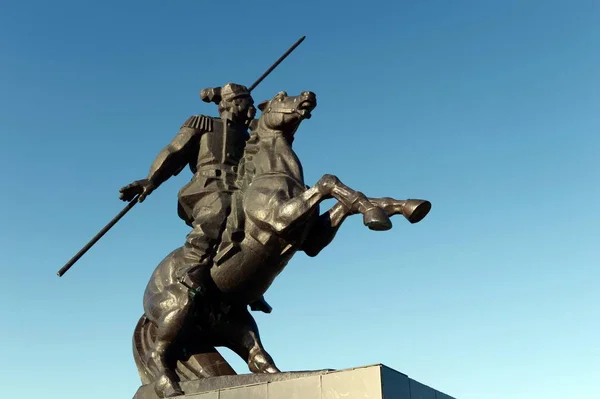 Monumento a Yakov Baklanov, o general russo, o herói da Guerra do Cáucaso no aterro do Golfo do Mar de Tsimlyansk em Volgodonsk . — Fotografia de Stock