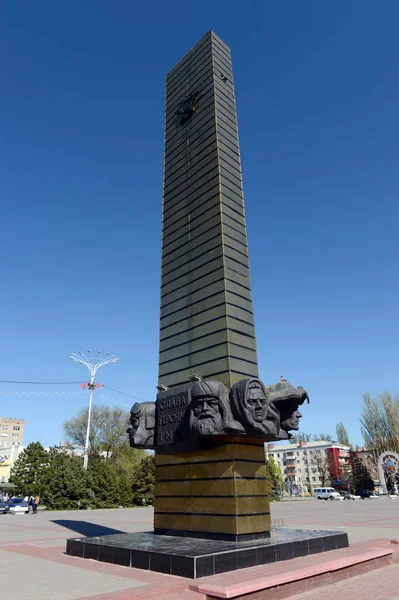 Monument "Glorie aan de helden van de voorzijde en achterzijde" op Victory Square in Volgodonsk. — Stockfoto