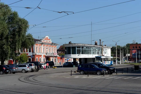 Odeslání tramvají na náměstí svobody ve městě Barnaul. — Stock fotografie