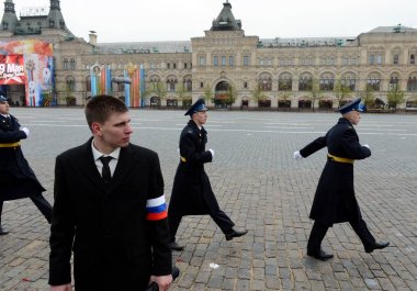  Kızıl Meydan üzerinde bir askeri geçit töreni sırasında Cumhurbaşkanlığı alayı askerleri.