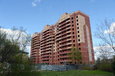  İnşaat alanında bir apartman Kokoshkino yerleşim Novomoskovsky idari bölge Moskova'nın merkezinde, dondurulmuş.