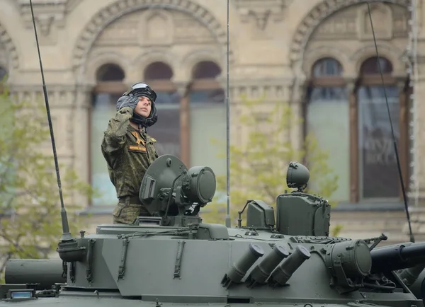 El oficial del vehículo de combate de infantería BMP-3 en el desfile dedicado al Día de la Victoria . —  Fotos de Stock