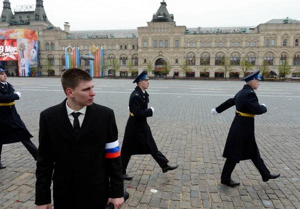  Kızıl Meydan üzerinde bir askeri geçit töreni sırasında Cumhurbaşkanlığı alayı askerleri.