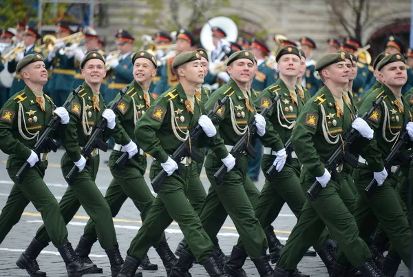 Cadetes de la Academia Militar RVSN nombrados en honor a Pedro el Grande desfile militar en honor al Día de la Victoria en la plaza roja . — Foto de Stock