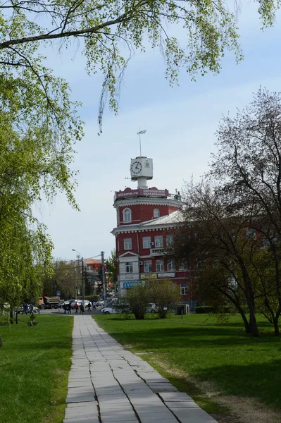 Huis met een klok in het prospectus van bouwers in Barnaoel. — Stockfoto