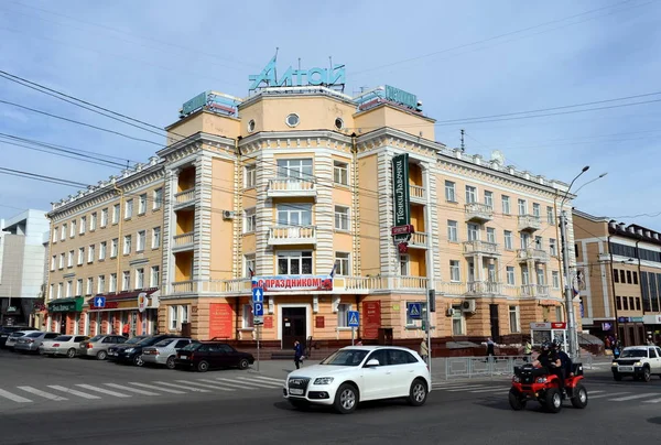 Hotel "Altai" en la Avenida Lenin . — Foto de Stock