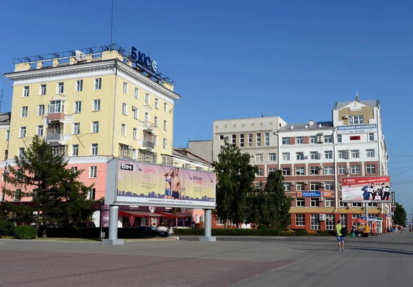 支全俄对应的视图在 Barnaul 列宁大街上的金融和经济研究所. — 图库照片