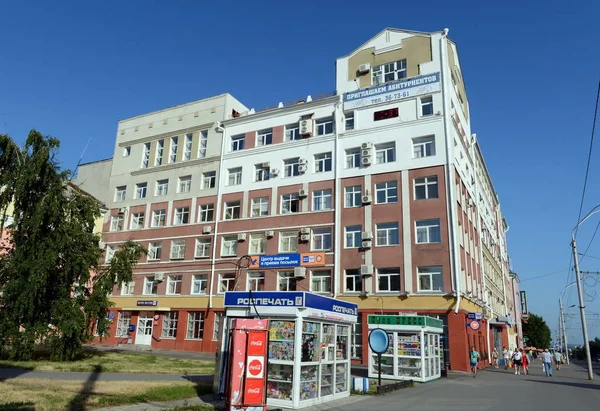 Zweig des gesamtrussischen Finanz- und Wirtschaftsinstituts in Barnaul. — Stockfoto