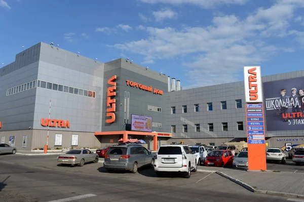 Casa de comercio "Ultra" en la avenida Lenin en Barnaul . —  Fotos de Stock