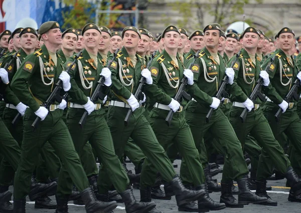 Cadetes da Academia Militar RVSN em homenagem a Pedro, o Grande Desfile Militar em homenagem ao Dia da Vitória na Praça Vermelha . — Fotografia de Stock