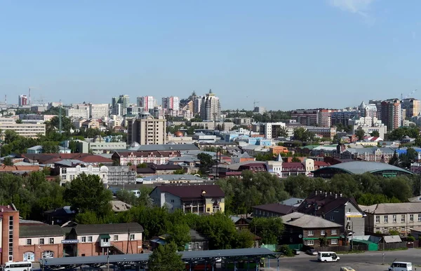 Blick auf die Stadt Barnaul vom bergigen Teil. — Stockfoto