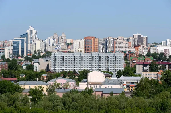 Blick auf die Stadt Barnaul vom bergigen Teil. — Stockfoto