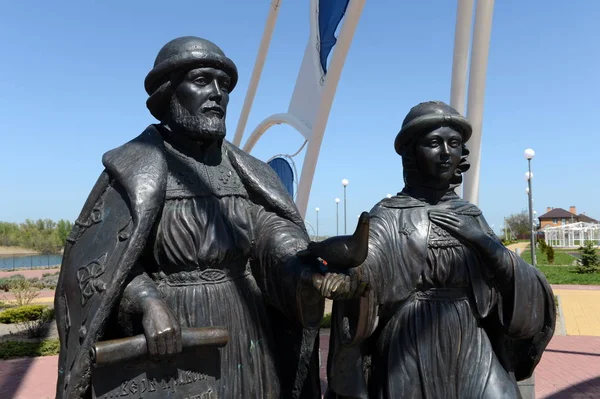 Monumento a San Pietro e Fevronia sull'argine del villaggio Romanovskaya nella regione di Rostov . — Foto Stock