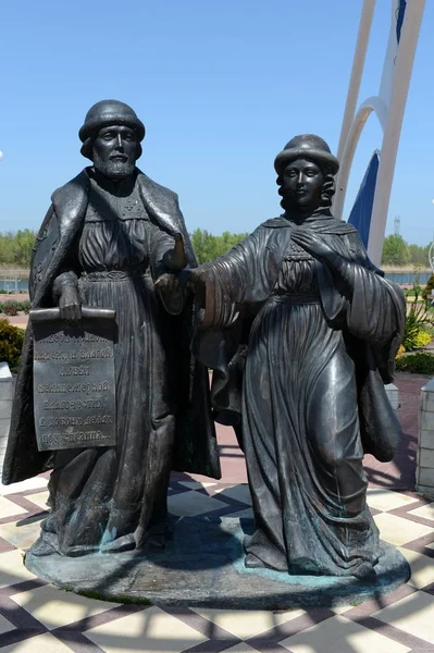 Monument à saint Pierre et Fevronia sur le remblai du village de Romanovskaïa dans la région de Rostov . — Photo