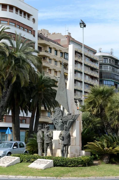 西班牙军队在阿利坎特海广场纪念碑. — 图库照片