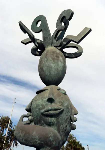 Alicante a cidade na Região Autônoma de Valensiysky, a capital da província de Alicante. A escultura do Preditor na Praça dos Fuzileiros Navais em Alicante . — Fotografia de Stock