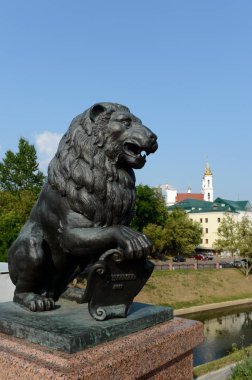  Vitebsk Puşkin köprü üzerinde bir aslan heykeli.