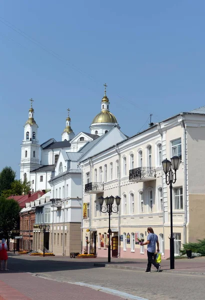 Tolstoy Street con vista sulla Cattedrale della Santa Dormizione a Vitebsk . — Foto Stock