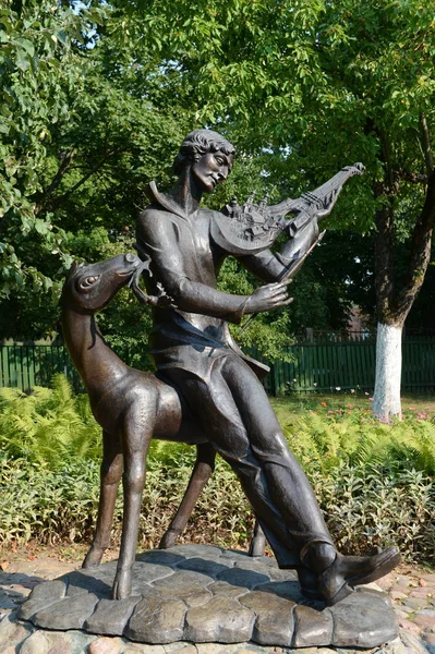 Composición escultórica "Vitebsk melodía sobre el violín francés", un monumento a Mark Chagall en el patio del museo de la casa conmemorativa en Vitebsk . — Foto de Stock