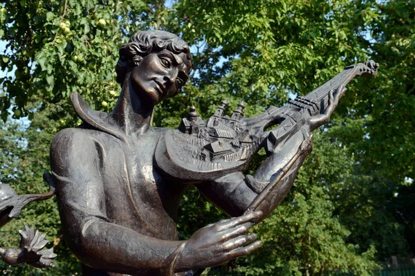 Skulpturenkomposition "Witebsker Melodie auf der französischen Geige", ein Denkmal zu Ehren von Tschagall im Hof des Gedenkhausmuseums in Witebsk. — Stockfoto